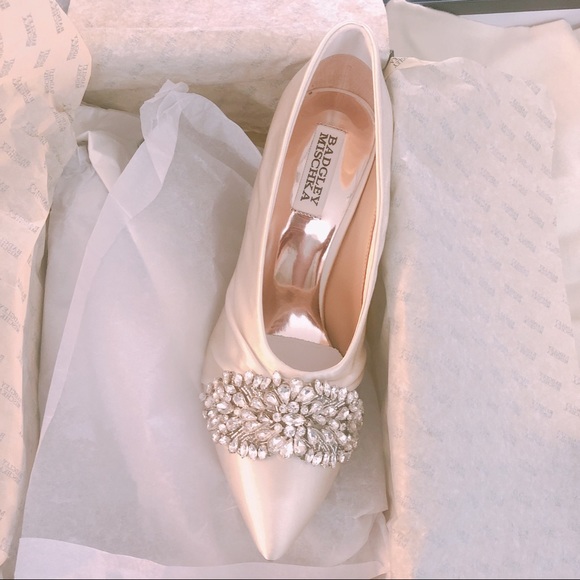 Badgley Mischka Vanilla Crystal Embellished Pump - Picture 3 of 7